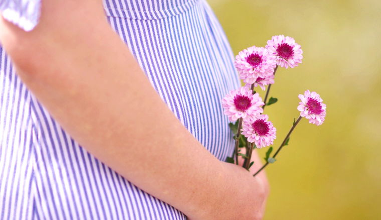 妊婦と花
